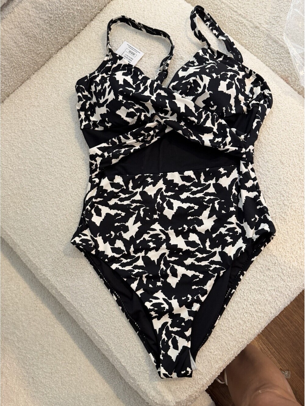 Flores Pure Wonder Women’s One Piece Swimsuit Black White Control Size M NWT